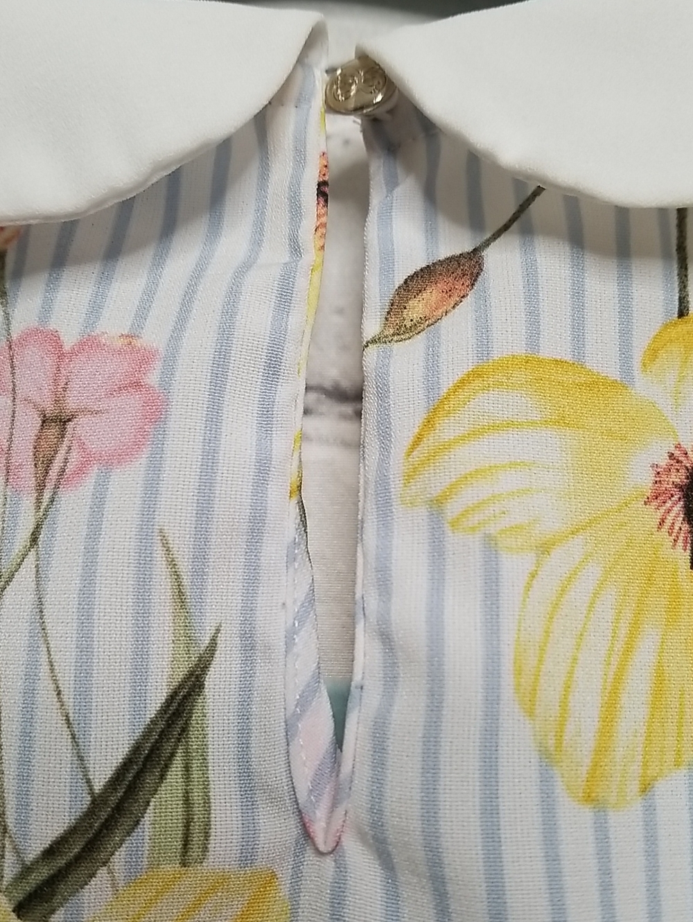CeCe womens top size Small blue yellow pink fabric w/ cap sleeve EUC - Picture 4 of 6